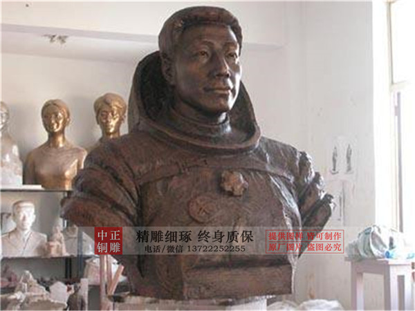 杨利伟铜雕像