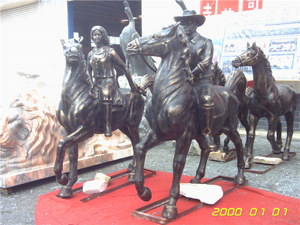 西方骑马人物雕塑