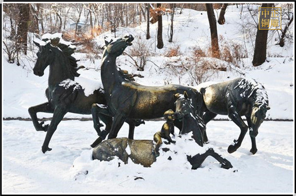 雪中铜马雕塑