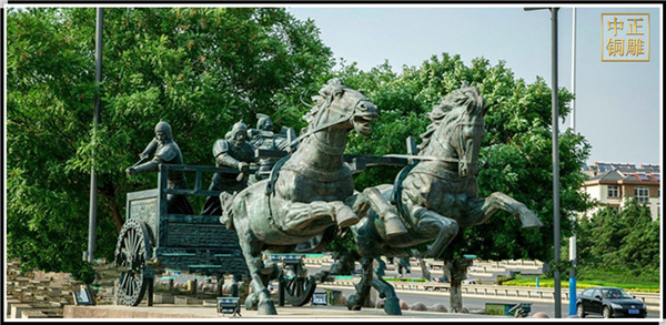 战争主题铜马车雕塑