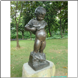 小孩尿尿园林雕塑