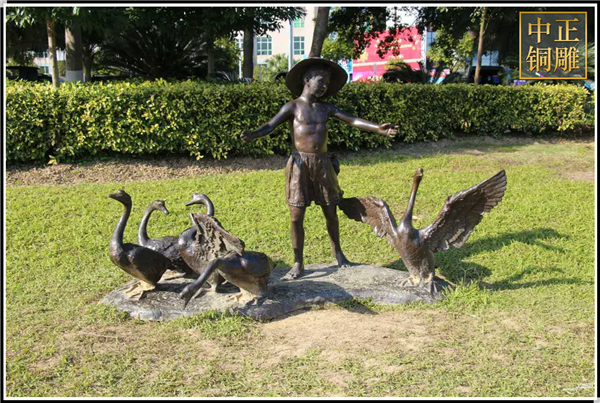 赶鸭子铜雕塑