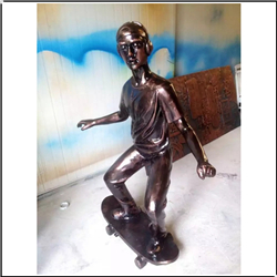 少年滑轮铜雕塑
