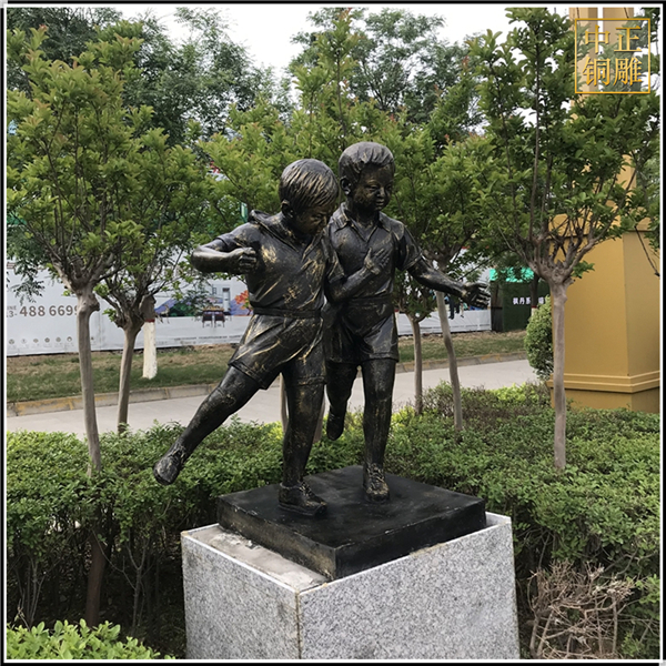 两个小孩景观雕塑