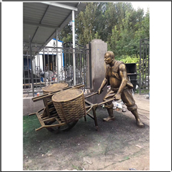 农民推车人物雕塑