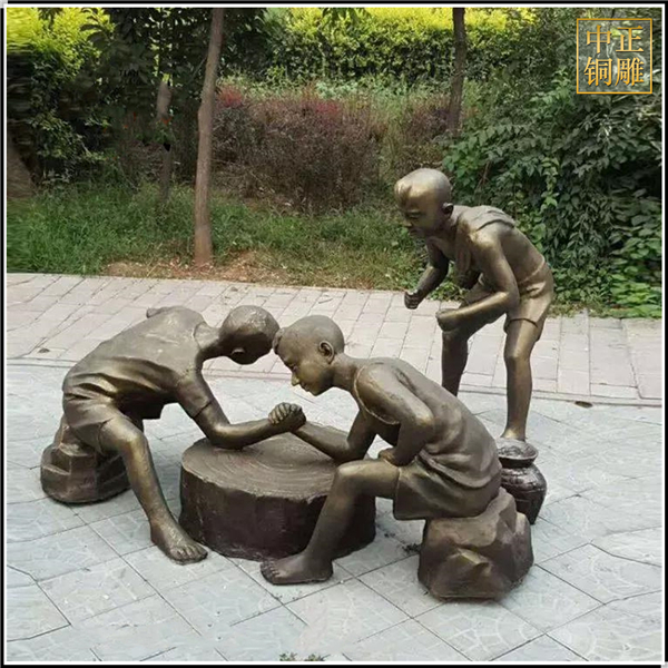 三个小男孩公园掰手腕铜雕塑