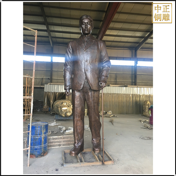 3.8米熊希龄人物铜雕塑安装完成