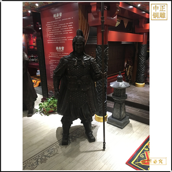 古代士兵拿剑枪铜雕塑