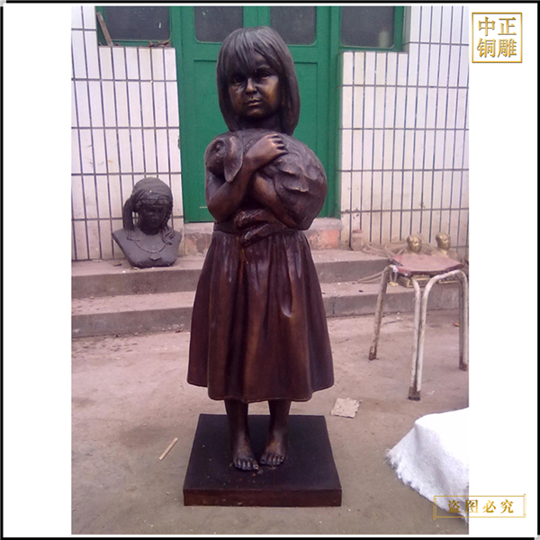小女孩手抱宠物铜雕塑
