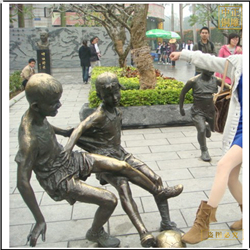 小孩玩足球人物铜雕塑