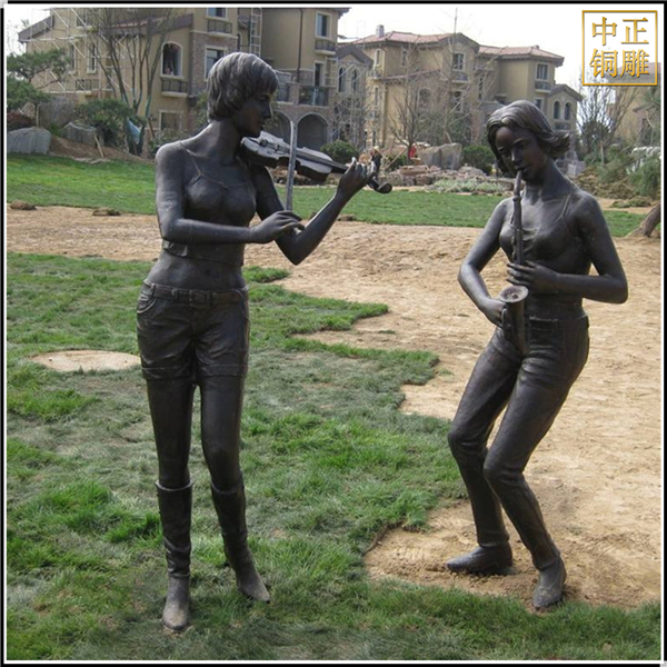 吹笛子拉提琴人物雕塑