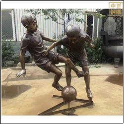 小孩踢足球人物铜雕塑