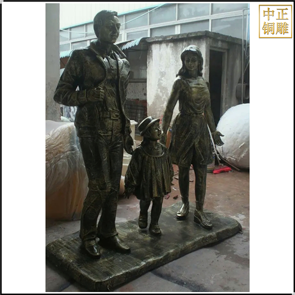 一家三口逛街人物铜雕塑