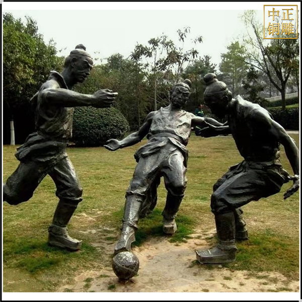 古代人物踢球铜雕塑