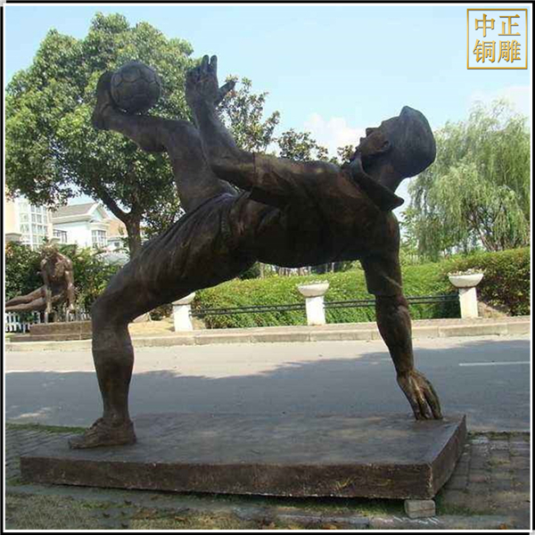 踢足球人物铜雕塑