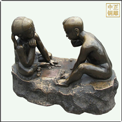 小孩玩象棋铜雕塑