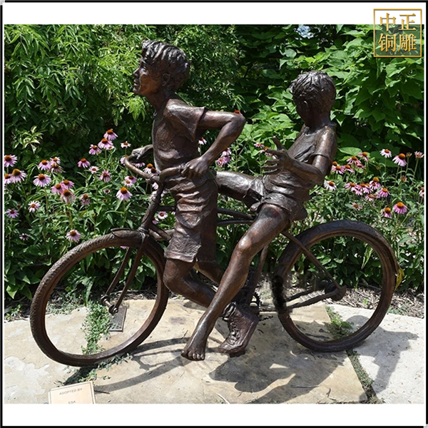 小孩骑车铜雕塑
