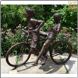 小孩骑车铜雕塑