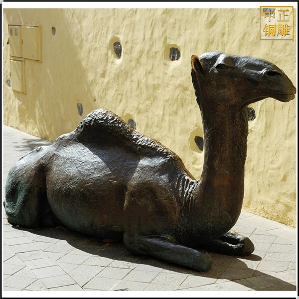 窝着的骆驼铜雕塑