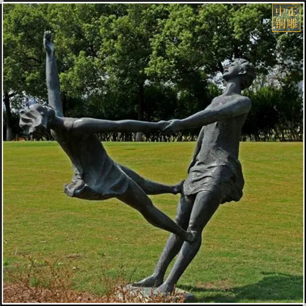 广场少女玩耍铜雕塑.jpg