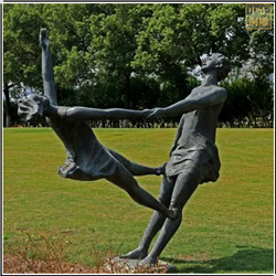 广场少女玩耍铜雕塑