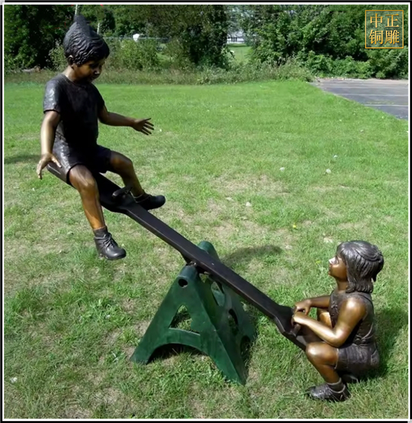 两个小孩玩跷跷板铜雕塑